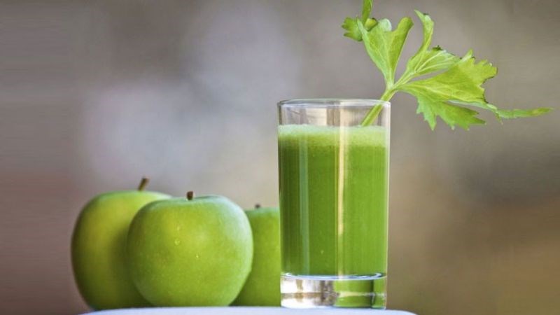pha bột cần tây với nước nóng hay lạnh
